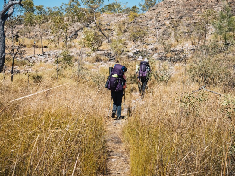 Excursionistas en el sendero Jatbula