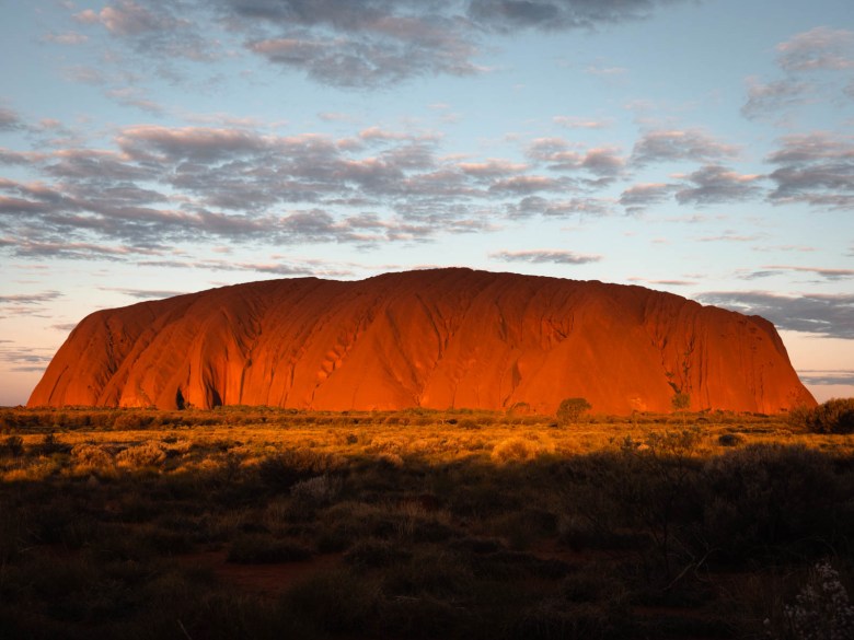 Uluru al atardecer desde el área de visualización de automóviles