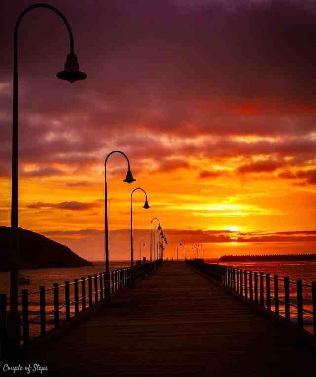 Contempla el amanecer sobre el horizonte desde Coffs Harbour Jetty