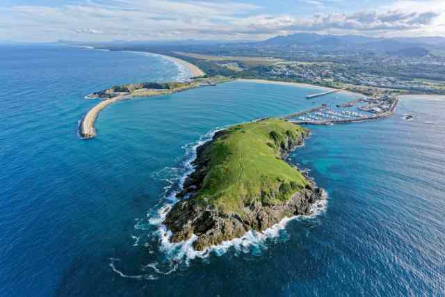 Camine hasta la isla Muttonbird para disfrutar de una perspectiva única en alta mar de Jetty Beach y Coffs Harbour